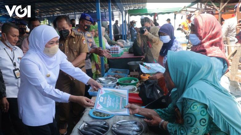 Gubernur Jatim Khofifah Blusukan Salurkan Bansos Di Kampung Nelayan Puger