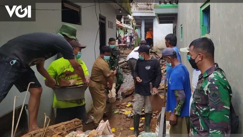 TNI Polri Dan Warga Kerja Bakti Bersihkan 28 Rumah Yang Porak Poranda