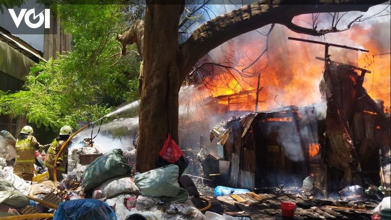 Lapak Barang Bekas Di Kedoya Terbakar Unit Damkar Diturunkan