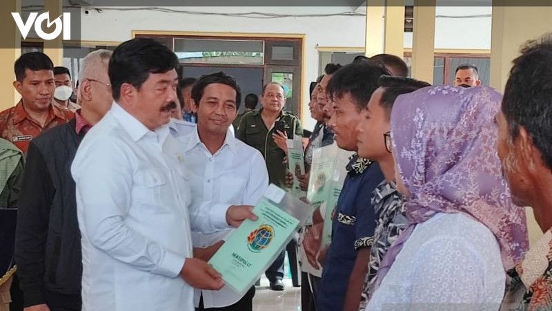 Serahkan 250 Sertifikat Tanah Ke Warga Jember Menteri Hadi Tjahjanto