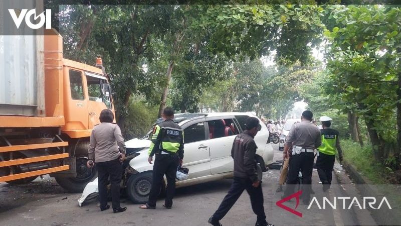 Ringsek Truk Kontainer Tabrak Minibus Di Palembang Begini Kronologinya