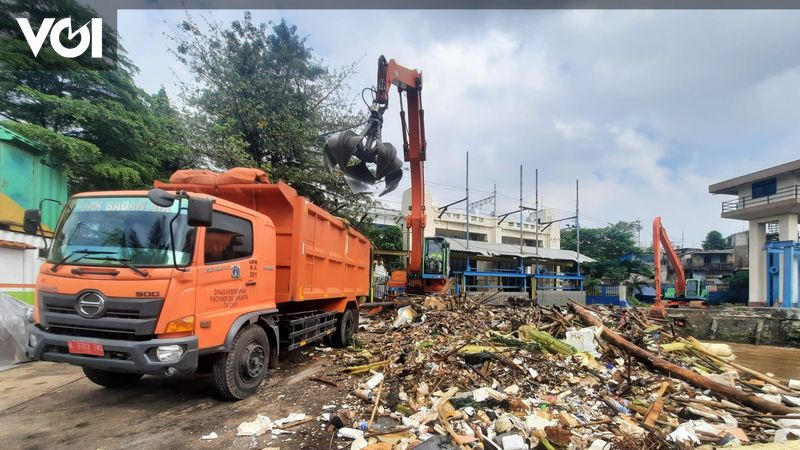 Tumpukan Sampah Di Pintu Air Manggarai Kiriman Depok Yang Terbawa Arus