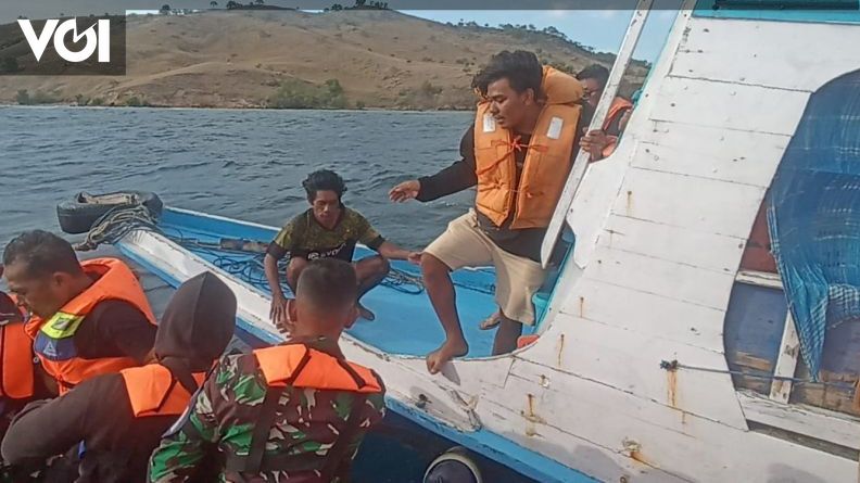 Kapal Patah Kemudi Diterjang Gelombang Di Perairan Komodo 11 Wisatawan