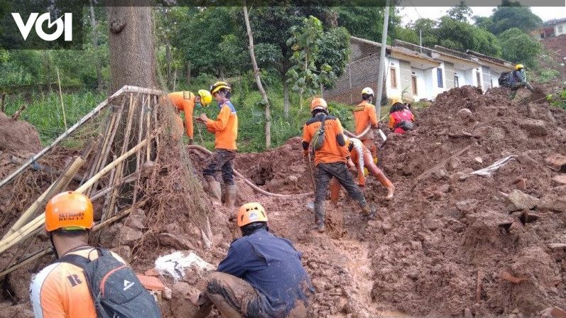 Tim SAR Masih Mencari 24 Orang Di Hari Keempat Longsor Sumedang