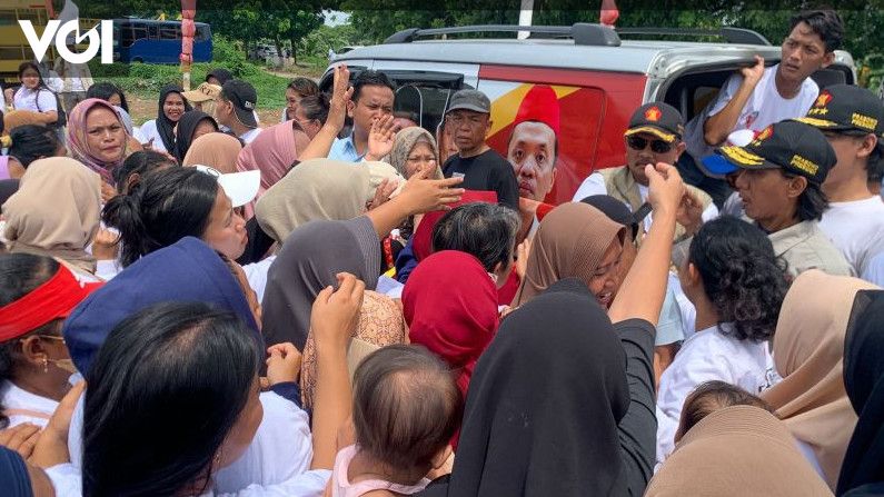 TKN Prabowo Gibran Bagikan 30 Ribu Paket Susu Dan Makan Siang Di Pulogebang