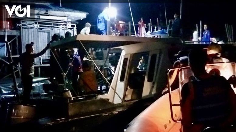 Tim Sar Evakuasi Korban Kapal Kandas Karena Pecah Hantam Karang Di