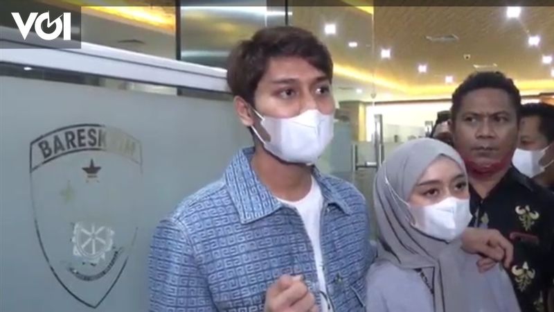 Sambil Rangkul Lesti Kejora Rizky Billar Cerita Awal Perkenalan Dengan