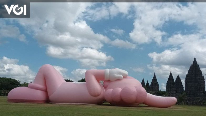 Karya Seni Kontemporer Kaws Holiday Menghiasi Pelataran Candi