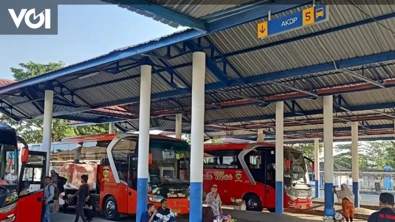 H Lebaran Pemudik Mulai Padati Terminal Mandalika Ntb