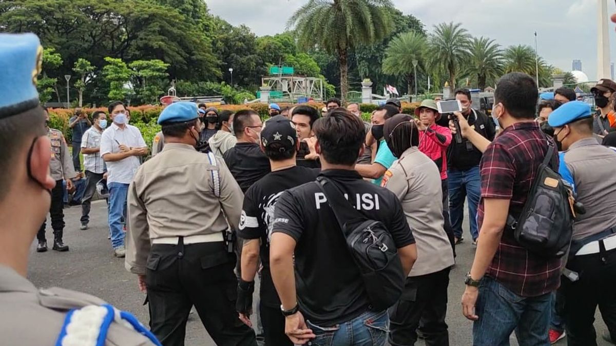 Pria Diamankan Polisi saat Aksi Mahasiswa 21 April, Rekannya Tegaskan Dia Bukan Provokator