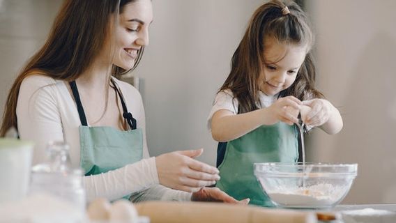 邀请孩子制作圣诞蛋糕的5个好处，其中一个可以刺激精细运动