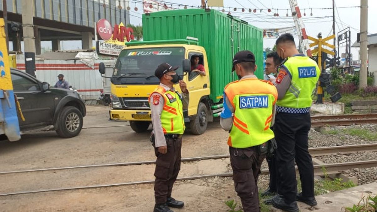 Nekat Terobos Palang Pintu Kereta, Pengendara Motor Tertabrak KRL, Luka Berat di Kepala