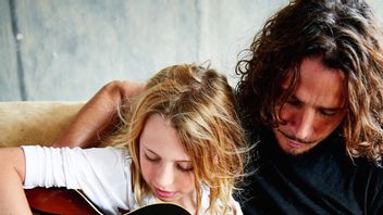 Biografi Chris Cornell <i>Total F ** king Godhead</i> Dirilis 28 Juli