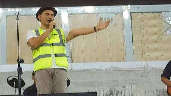 Look At Anies' Style, Watch Fadly Padi's Performance While Sitting Sitting On The Grass At The Jakarta International Stadium