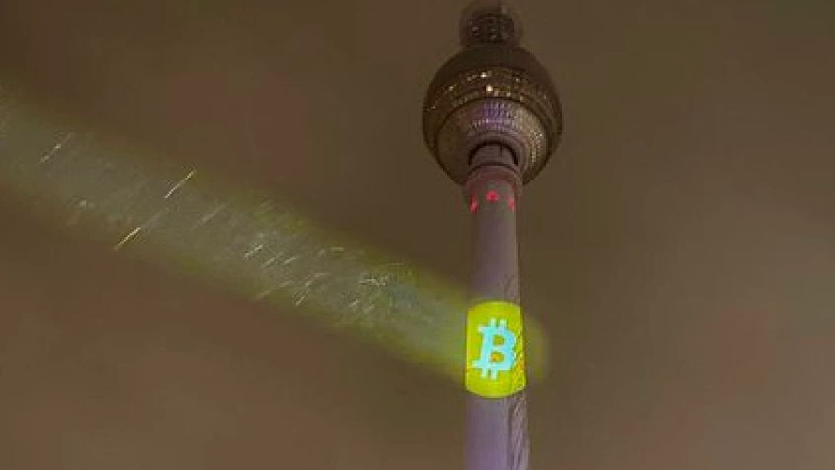 يضيء شعار البيتكوين في Berliner Fernsehturm ، بمناسبة أفضل مؤتمر Blockchain