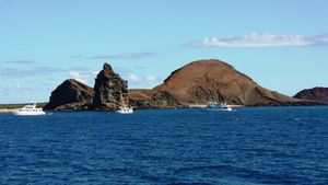 エクアドル海軍がガラパゴス諸島で魚を略奪