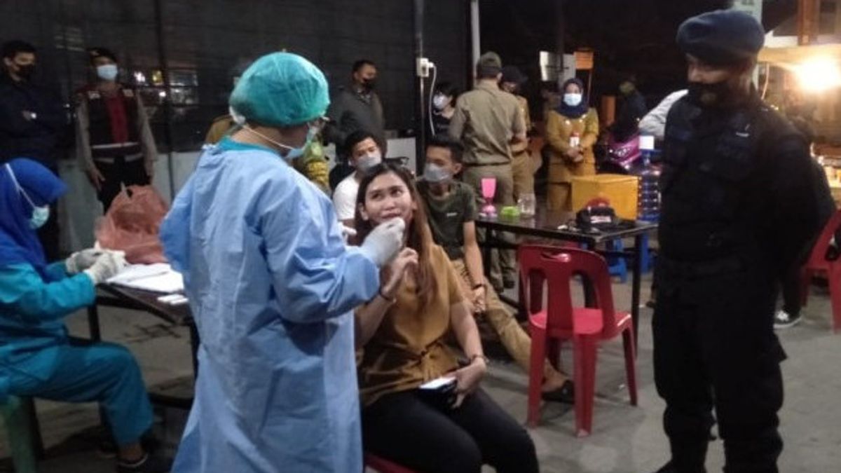 Pengunjung Kafe yang Terjaring Razia PPKM Diminta Tes Swab oleh Petugas 