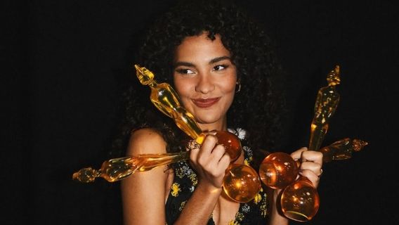 ब्रिट अवार्ड्स 2026 में ओलिविया डीन ने चार पुरस्कार जीते
Olivia Dean Bags Four Awards at the 2026 Brit Awards