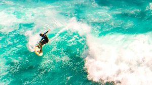 Rekomendasi 4 Pantai di Pulau Sumatra yang Cocok Jadi Spot Surfing