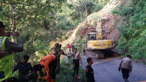 Hujan Deras, Tebing di Garut Longsor Berakibat Akses Jalan Warga Putus