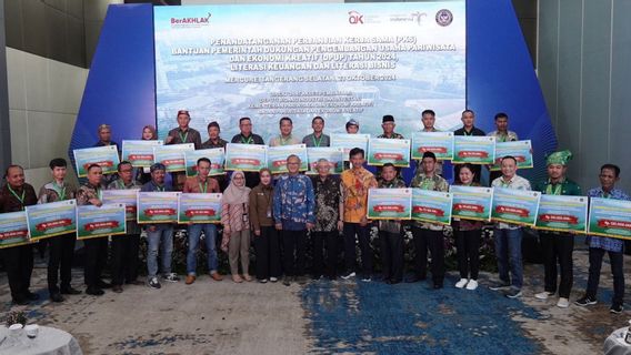 En remise de l’aide, 12 villages touristiques dans 12 provinces reçoivent en moyenne 120 millions de roupies du ministère du Tourisme et de l’Économie (Kemenparekraf).