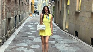 8イタリアでの休暇中のニア・ラマダニの高価な衣装の肖像画、健康的なブランドのバッグを身に着けている