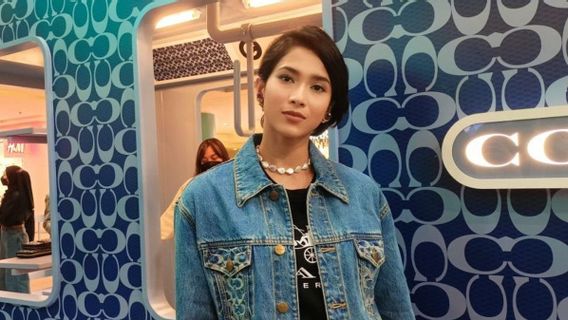 Inspirasi Outfit Jeans ala Aghniny Haque Pemeran KKN di Desa Penari