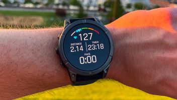 Garmin Fenix 8 系列配有 AMOLED 显示屏和高级功能