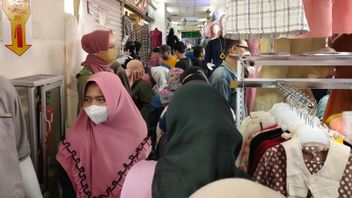 Visitors To Tanah Abang Market Continue To Increase Ahead Of Eid Al-Fitr, Muslim Clothing Is Hunted By Buyers