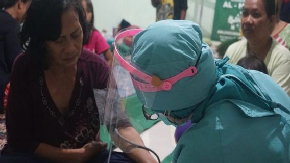 Le Gouvernement De Pekalongan Fournit Des Services De Santé, Des Vitamines Et Des Médicaments Aux Personnes évacuées Par Les Inondations