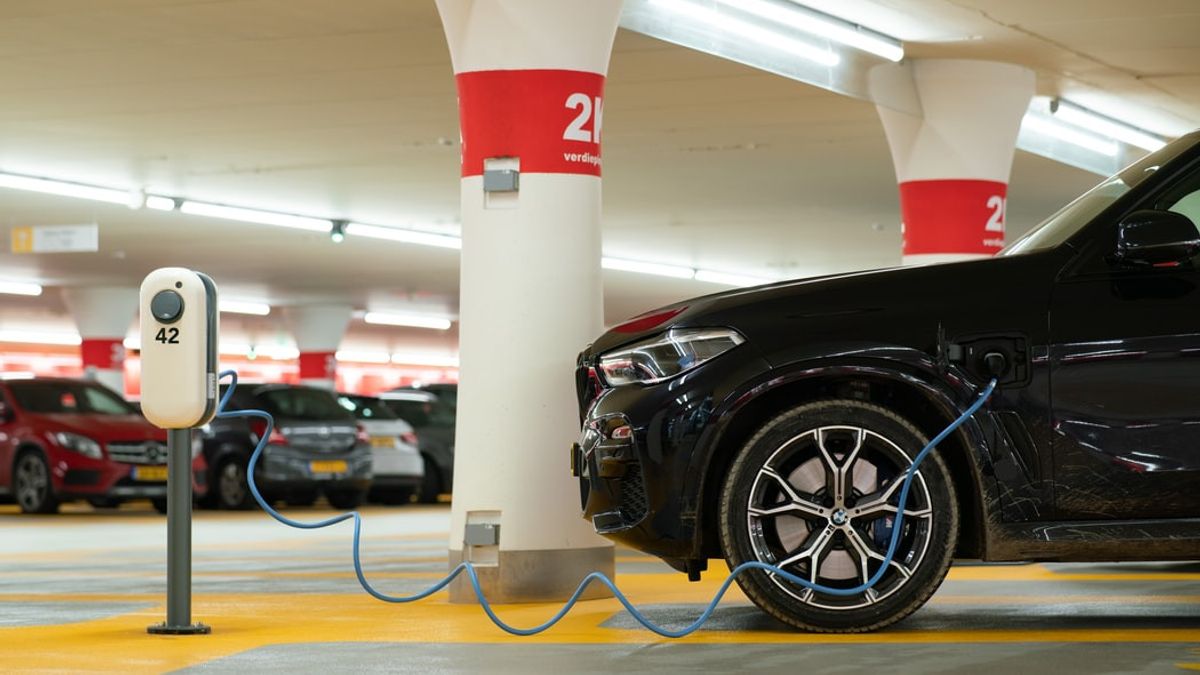 电池行业增长迅速，电动汽车可以便宜