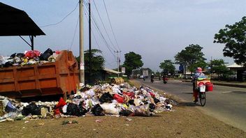 Saking Banyaknya Sampah di Karawang, Sampai Tak Bisa Lagi Terangkut ke TPA