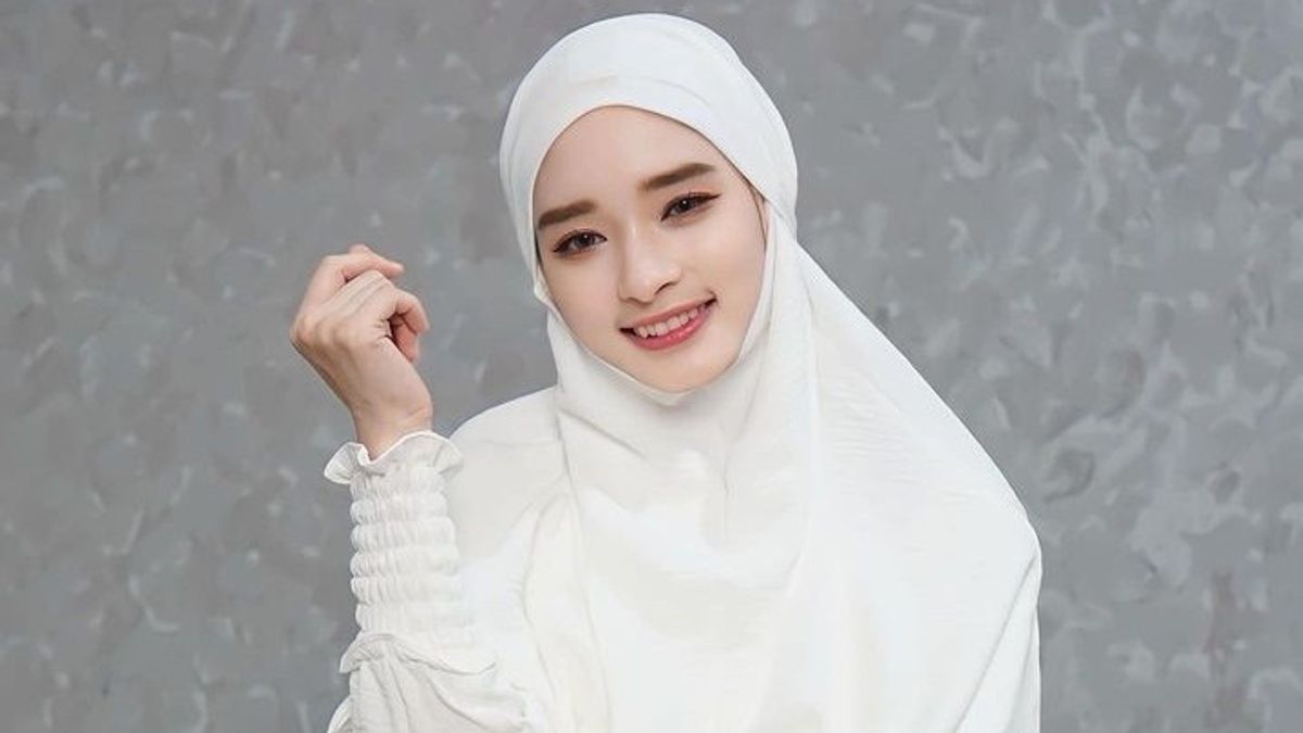 Niat Tolak Lamaran, Warganet Salfok dengan Baju Inara Rusli yang Menerawang 