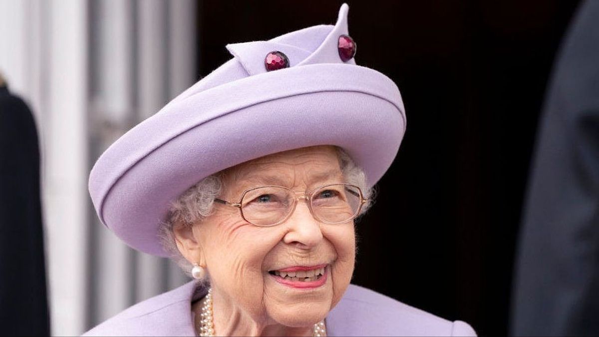  Mengenang Elizabeth II: Di Depan Fabregas, Ratu Mengaku Seorang <i>Gooner</i>