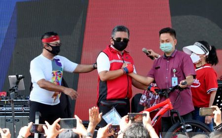 PDIP Salurkan Bantuan 1.000 Sepeda dan 2.000 Sepatu untuk Guru dan Siswa