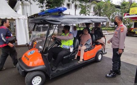 Manjakan Wisatawan, Polisi jadi Sopir 'Dadakan' Mobil Golf di Gedung Sate Kota Bandung