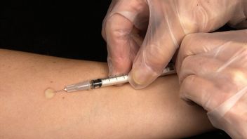 Announcer Becomes First Volunteer For Third Phase Vaccine Trial In The US
