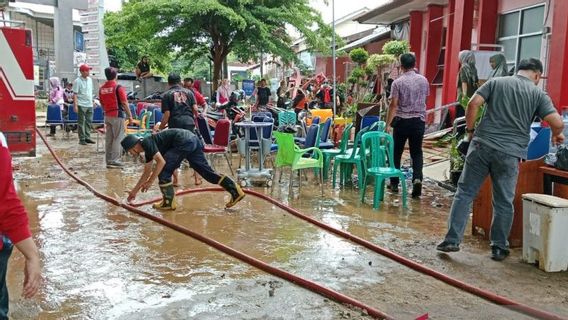 BPBD Records 600 Families In South Lampung Still Trapped In Flood