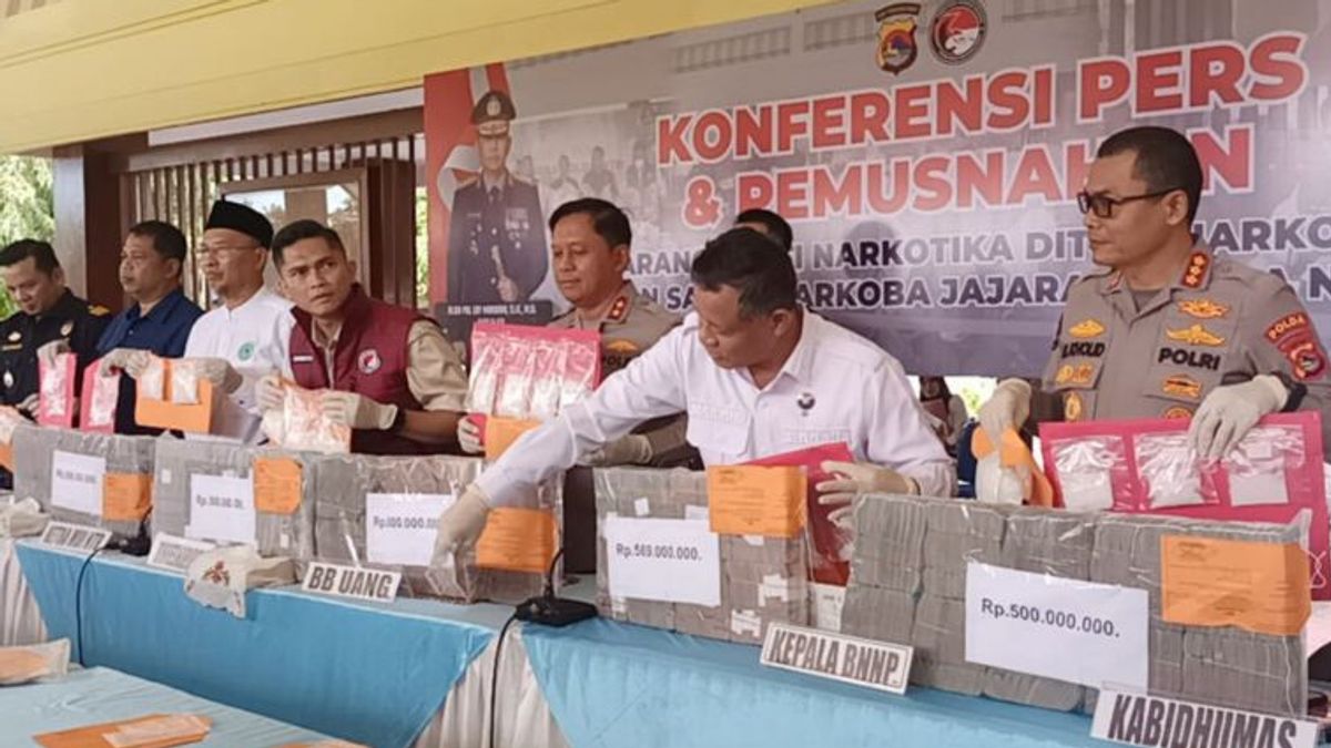 Polda NTB ‘Pamerkan’ Sabu dan Uang Tunai Sitaan Kasus Eks Kapolres AKBP Didik