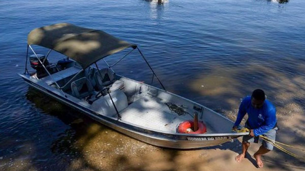 Fishermen In Rio De Janeiro Use Applications To Record And Report Water Pollution