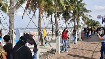Pantai Indah Kapuk 2，雅加达的一个免费旅游区，在2023年新年假期期间很拥挤 