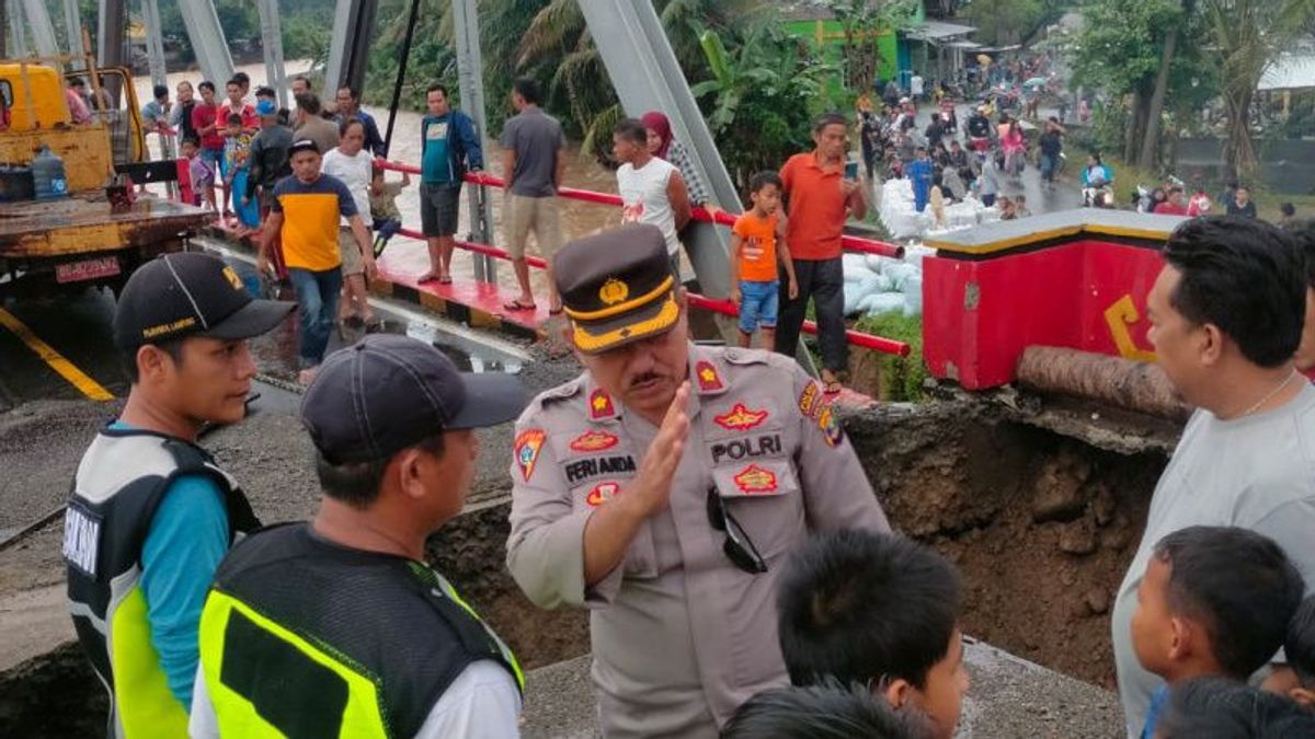 The Bridge On The West Coast Of Amblas, The Bengkulu Line To Lampung Is Broken