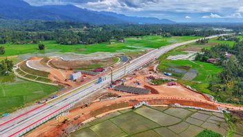 Beware of Crossing the Padang-Sicincin Toll Road, There is a Bridge Beam Installation