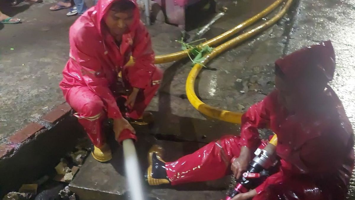 Firefighters Get Mobile Pumps To Overcome Floods In Pondok Bambu Residents' Settlements
