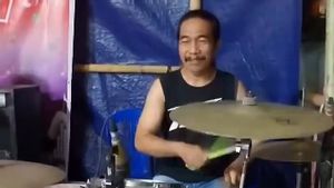 Pria Paruh Baya Main Drum dengan Peralatan Seadanya, Warganet Kritik Drumer Muda