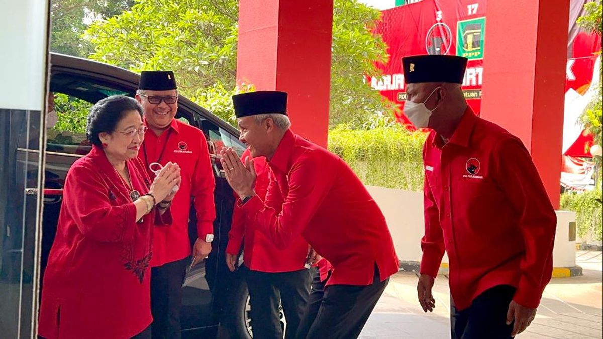 Megawati Smiles Welcoming Muhamad Mardiono's Arrival At Her Office