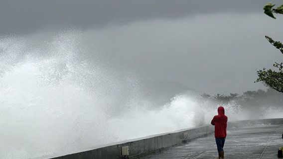 警戒してください、BMKGはこの地域で高波の可能性があると発表しています