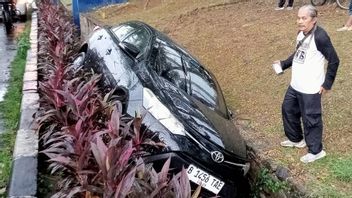 Salah Injak Pedal Gas, Wanita Pengemudi Vios Terperosok ke Saluran Air BKT