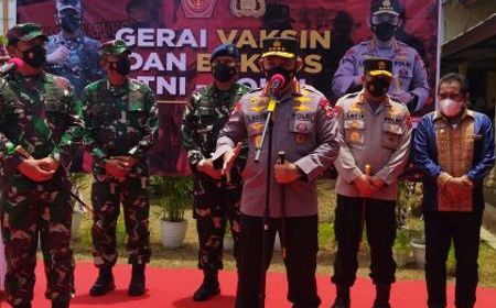 Panglima TNI Marsekal Hadi Tjahjanto dan Kapolri Jenderal Listyo Sigit Pantau Kegiatan Vaksinasi di Labuan Bajo