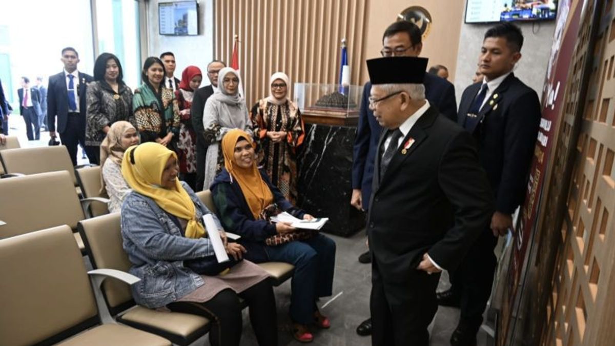 在印度尼西亚驻阿布扎比大使馆,副总统接受了希望返回该国的印度尼西亚移民的发泄